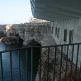 Scendiamo e ci ritroviamo su una terrazzina pi� bassa ma ancora pi� suggestiva: da qui � quasi possibile toccare la robusta scogliera che si apre in tre pittoresche grotte